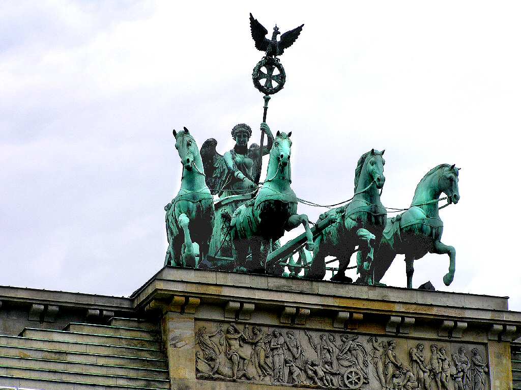 Brandenburger gate statue