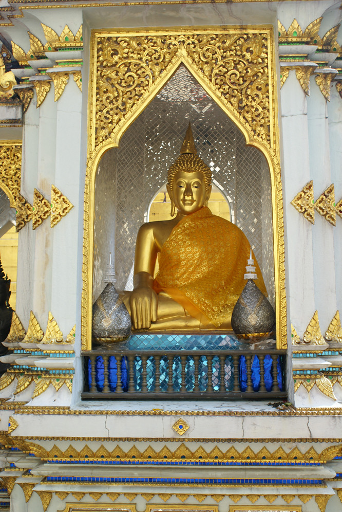  Wat Chomphu Golden Chedi Temple