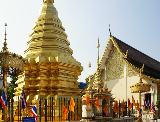  Wat Chomphu Golden Chedi Temple