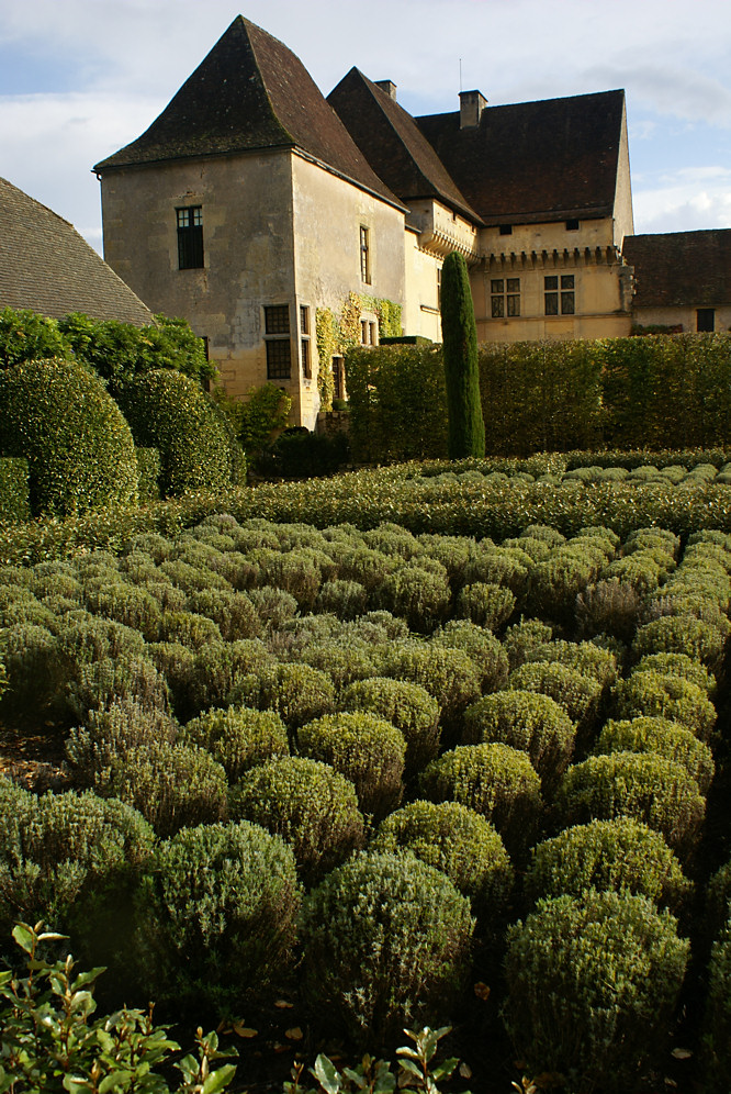 Chateau de Losse garden