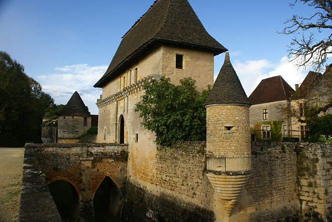 Chateau de Losse entrance gate