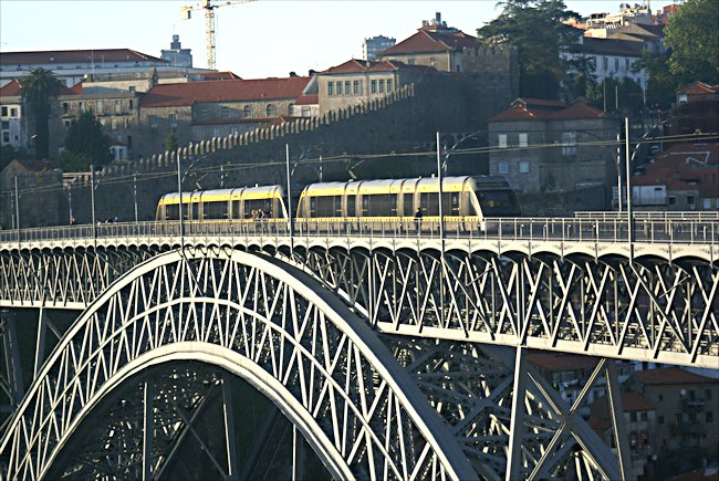 The Metro crossing the Ponte Luis I Bridge