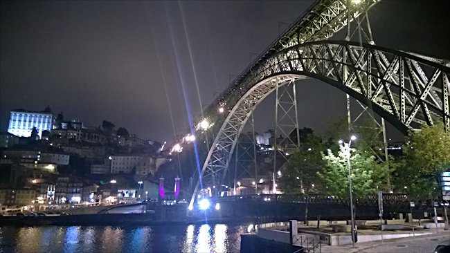 The Ponte Luis I bridge at night 