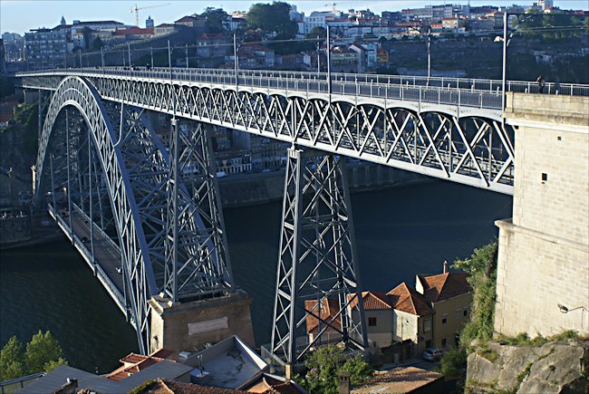 The southern view of the Dom Luis I bridge