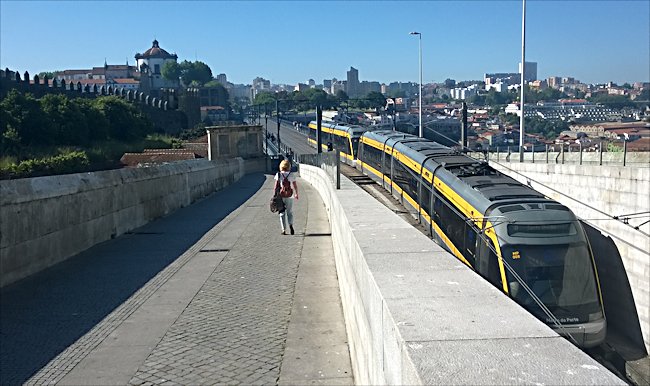 Porto Metro crossing the bridge