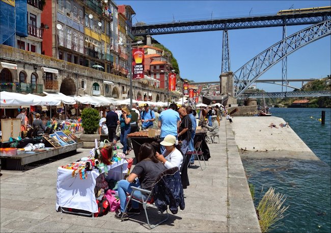 You can use Visa and Mastercards in Porto Shops and cafes