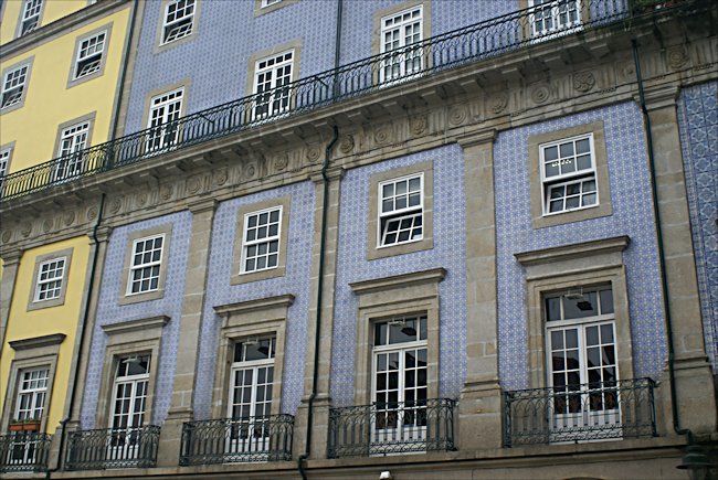 The yellow and blue hotel frontages at Praca da Ribeira plaza