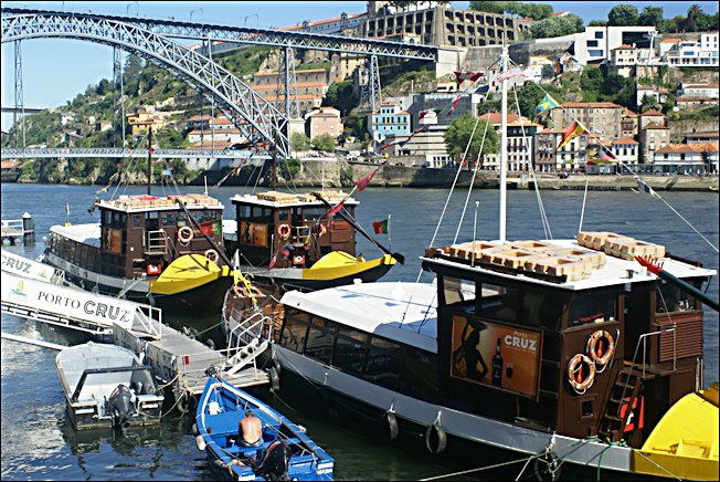 six bridges river Douro cruise boats