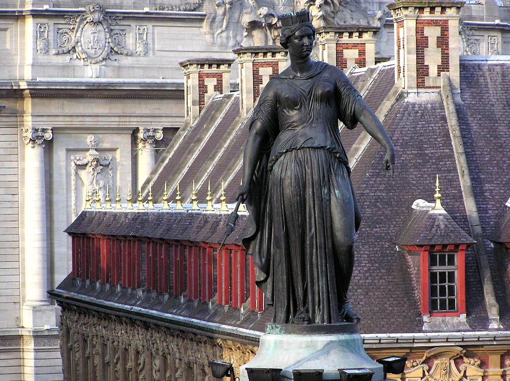  Statue in the main square of lille